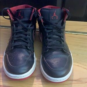 Jordan 1’s mid ‘Black Red’